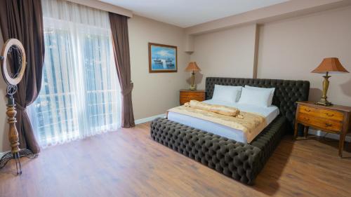 贝利克杜祖Gardan Hotel的一间卧室设有一张床和一个大窗户