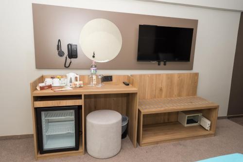 阳光海滩阳光海滩全包酒店的客房设有一张带电视和镜子的书桌。