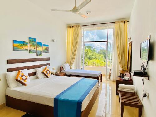 阿努拉德普勒喜兰旅馆的一间卧室设有一张床和一个大窗户