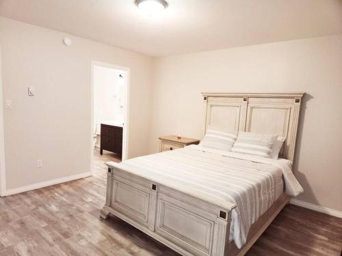 怀特霍斯Comfort First - sleeps 6的白色卧室配有一张带白色床单的大床