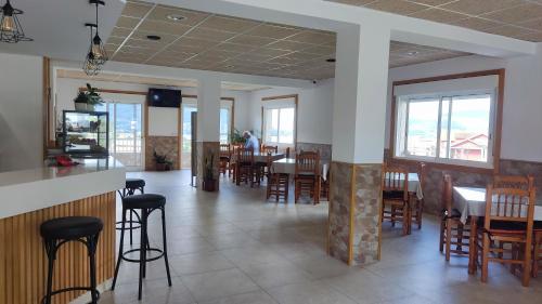 雷东德拉Jumboli的用餐室设有桌椅和窗户。