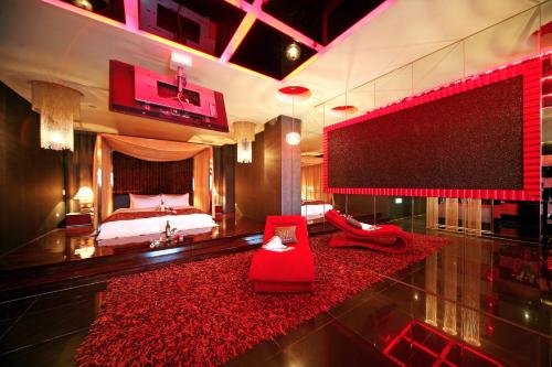Dali風緻主題精品旅館的一间卧室配有一张床和红色地毯