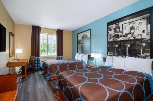 索尔兹伯里速8索尔兹伯里酒店的酒店客房设有两张床和一张桌子。