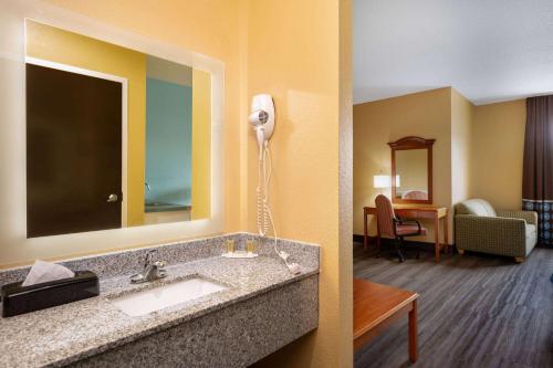 索尔兹伯里速8索尔兹伯里酒店的酒店客房设有带水槽的浴室