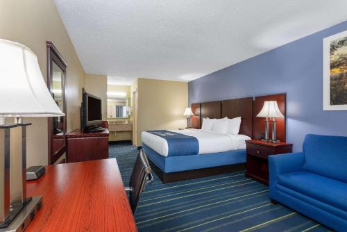 奇普利齐普莱戴斯酒店的配有一张床和一张书桌的酒店客房