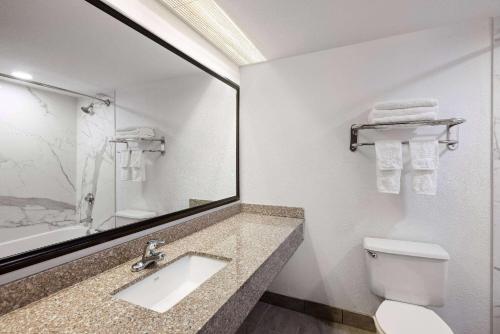 沙科皮Baymont by Wyndham Shakopee的一间带水槽、卫生间和镜子的浴室
