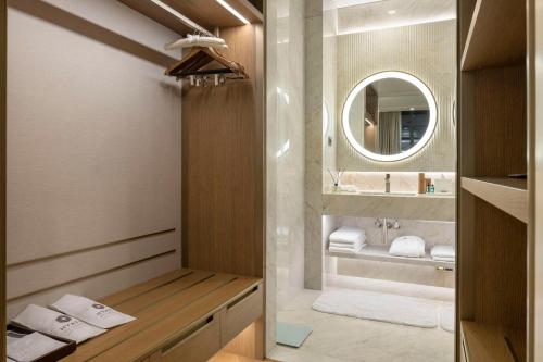 伊兹密尔Hyatt Regency Izmir IstinyePark的一间带水槽和镜子的浴室