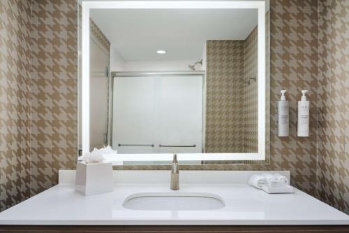 里士满Home2 Suites By Hilton Richmond Glenside的一间带水槽和镜子的浴室