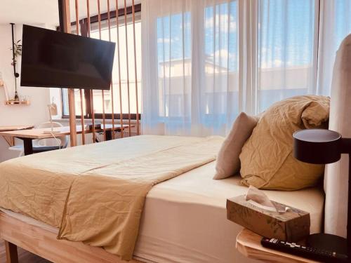 波鸿The Room - Direkt in der Stadt!的一间卧室配有一张床和一台平面电视。