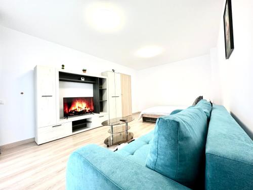 布拉索夫Urban Plaza Astra - Rise Private Apartments & Suites的客厅设有蓝色的沙发和壁炉
