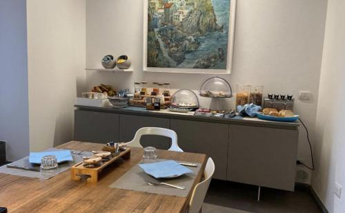 马纳罗拉匹克拉海滨酒店的用餐室配有桌子和食品柜台