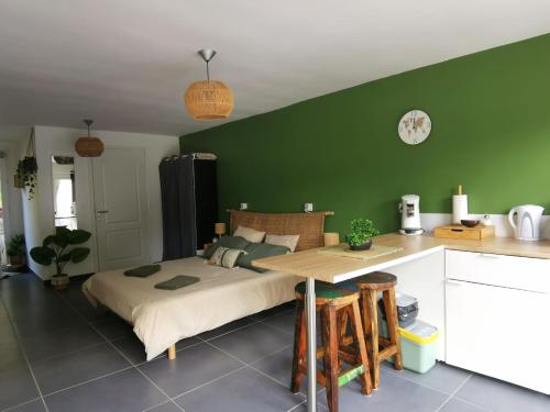 MalansacLes lits de l'Arz的一间卧室设有一张床和绿色的墙壁
