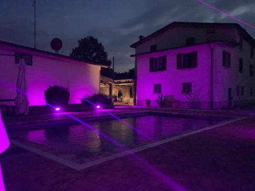 Borgo TossignanoCa’ Vanello的停车场内紫色灯的房子