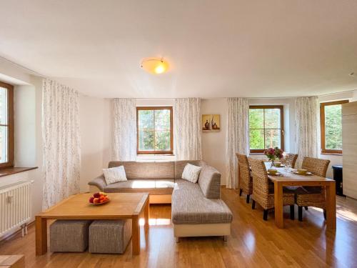 高塔特拉山Slnečný 2-izbový apartmán Pod lesom, Dolný Smokovec的客厅配有沙发和桌子