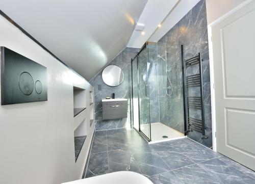 温彻斯特Sky View的带淋浴、卫生间和盥洗盆的浴室