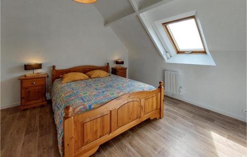 Awesome Home In La Maugon With Kitchen的一间卧室设有一张木床和一个窗户。