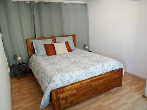 勒唐蓬Entre mer et montagne的一间卧室配有带橙色和蓝色枕头的床