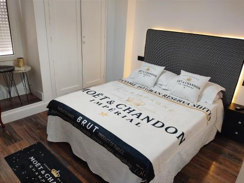 洛格罗尼奥Gran Reserva Suites centro alojamiento entero的一间卧室配有带白色床单和枕头的床。