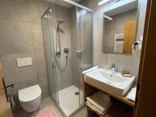 圣坎迪朵Da Kathi的带淋浴、盥洗盆和卫生间的浴室