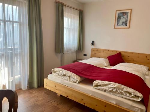 圣坎迪朵Da Kathi的一间卧室配有一张大床和木制床头板