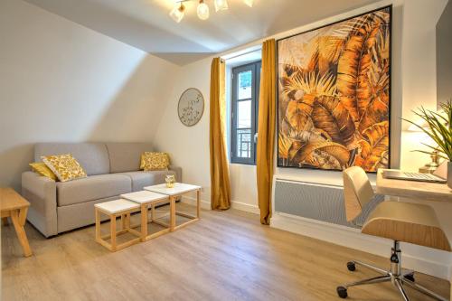 芒德Le GoldenLeaf - Netflix/Wi-Fi Fibre - Séjour Lozère的带沙发和窗户的客厅