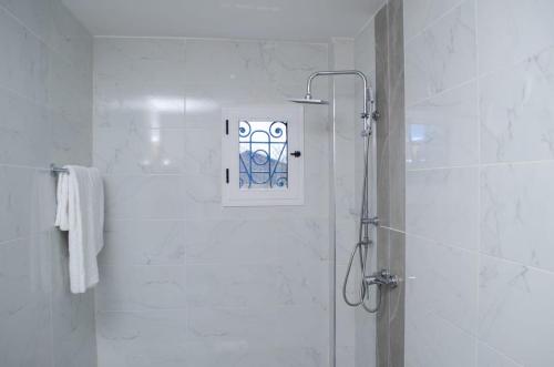 KabrousseResidence Eliz的浴室里设有玻璃门淋浴