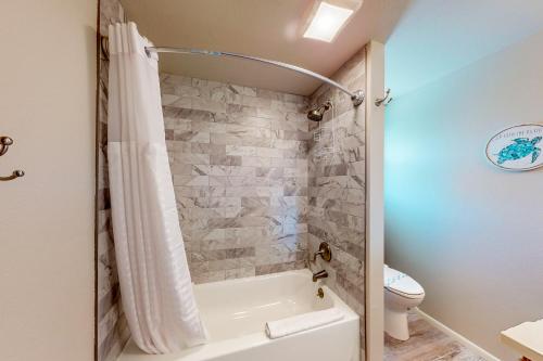 安娜玛丽亚South Bay Inn 4的浴室配有白色浴缸和卫生间。