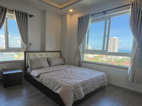 头顿Ngọc Duyên Homestay- Central Vung Tau, near Lotte Mart的一间卧室设有一张床和美景窗户。