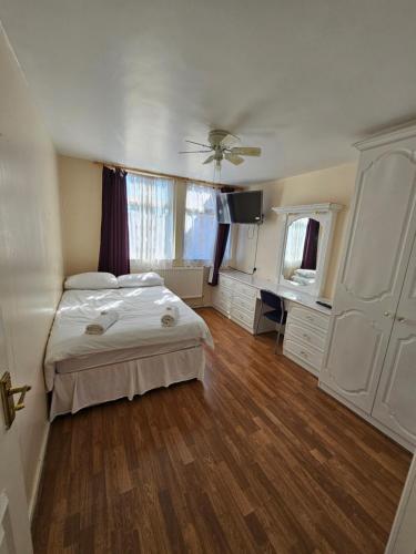 埃德蒙顿Silver rooms的一间卧室配有一张床和一台电视
