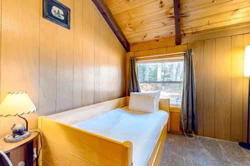 康威White Mountain Grove的一间小卧室,配有床和窗户
