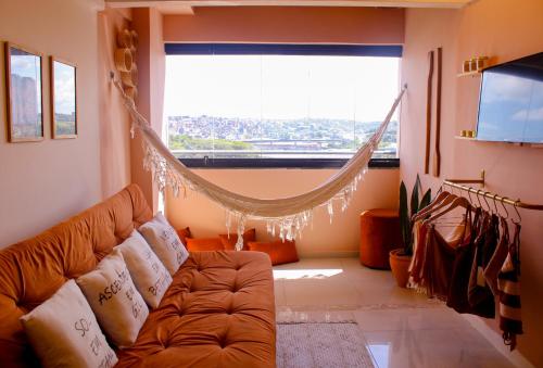 萨尔瓦多Axé home - Apartamento conceito em Salvador的带沙发和大窗户的客厅