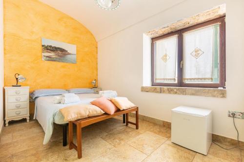 佩斯科勒海滨Casale de li Canti的一间卧室设有一张床和一个窗口