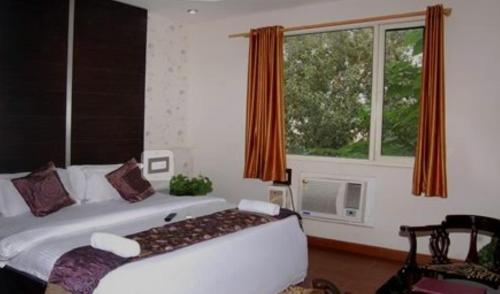 哈里瓦Drive inn的卧室设有一张白色大床和一扇窗户。