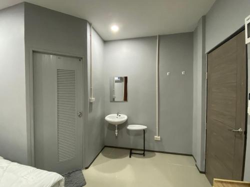 坤敬คาเฟ่ เดอ แจ่วบอง รูมแอนด์เซอร์วิส的一间带水槽和卫生间的小浴室