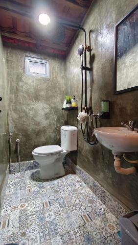 PenagaKampung Cheq Homestay - Private Pool, Free Wifi, Netflix的一间带卫生间和水槽的浴室