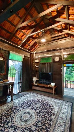 PenagaKampung Cheq Homestay - Private Pool, Free Wifi, Netflix的大房间,地板上有一个大地毯