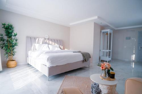 Shāhiq游猎沙漠营地度假酒店的白色卧室配有床和桌子