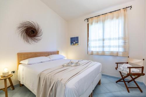 NotteriPatio Relax - 200m from beach - Villasimius的一间卧室设有一张床和一个窗口