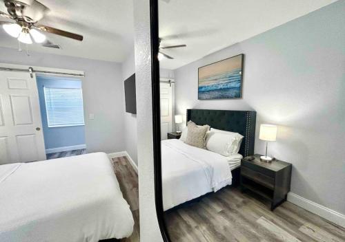 西棕榈滩Downtown West Palm Apartment Near Airport的一间卧室配有两张床和吊扇