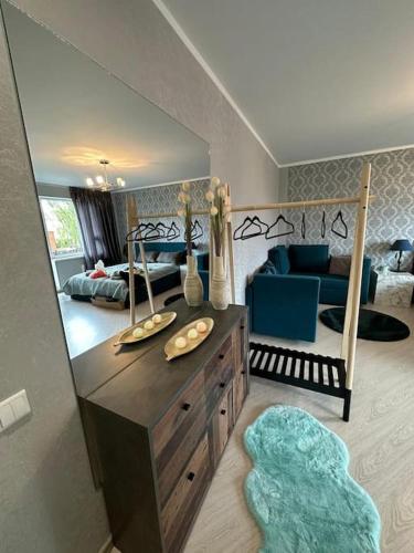 叶卡布皮尔斯Hugo 2的带卧室的卧室和客厅
