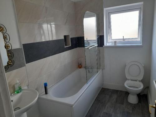 MonkwearmouthACCANE的带浴缸、卫生间和盥洗盆的浴室