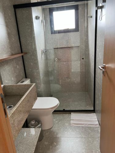 萨利诺波利斯Salinas Premium Resort Ap 1 QT的一间带卫生间和玻璃淋浴间的浴室