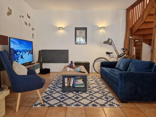 Thiers-sur-ThèveCountryhouse close to Senlis and Parc Asterix的客厅配有蓝色的沙发和桌子