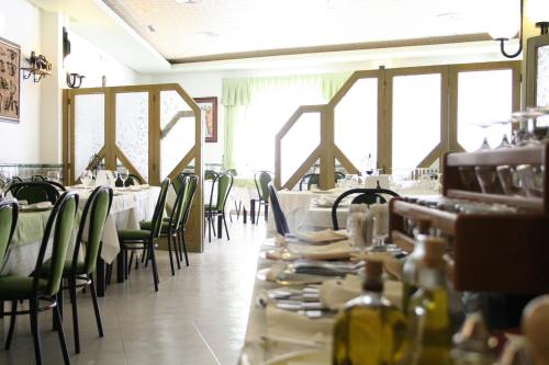 阿桂拉斯埃尔帕索酒店的用餐室设有桌椅和窗户。