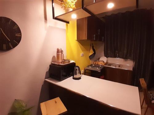 BungomaEnN Lovely En suite studio apartment的厨房配有带咖啡壶的吧台