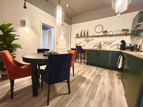 埃尔斯米尔Modern boutique apartment for 4- central Ellesmere的厨房以及带桌椅的用餐室。