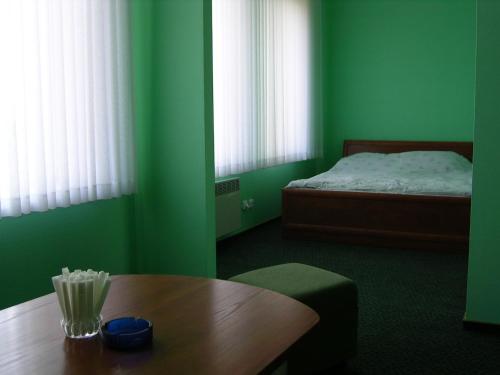 希奥利艾斯凯斯塔泽德酒店的绿色的客房配有桌子和床。