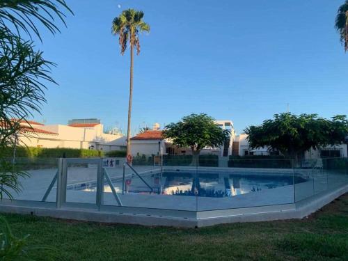帕斯托布兰克Villa in Pasito Blanco sun beach golf wifi的一个带滑梯和棕榈树的游泳池