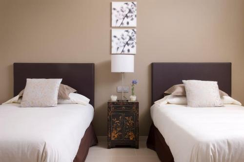卡门港Villa Coral的卧室内两张并排的床
