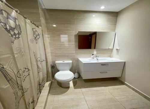 马拉喀什Condo à Prestigia Agate - Golf city Marrakech的浴室配有白色卫生间和盥洗盆。